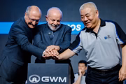 Presidente Lula ao lado de empresários chineses durante inauguração da fábrica da montadora chinesa GWM, em Iracemápolis, no interior de São Paulo