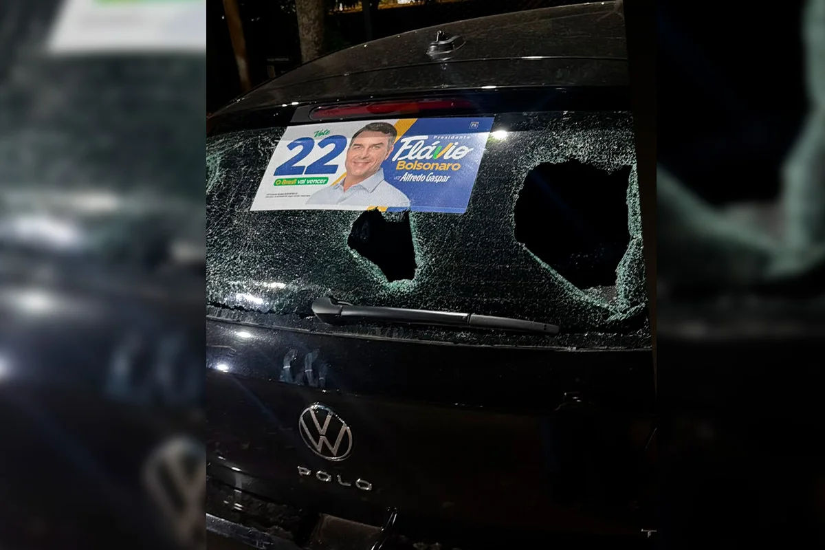 Carro com adesivo de Bolsonaro é apedrejado ao passar por ato do PT no DF