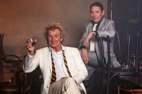 Rod Stewart e Jools Holland em foto colorida - Metrópoles