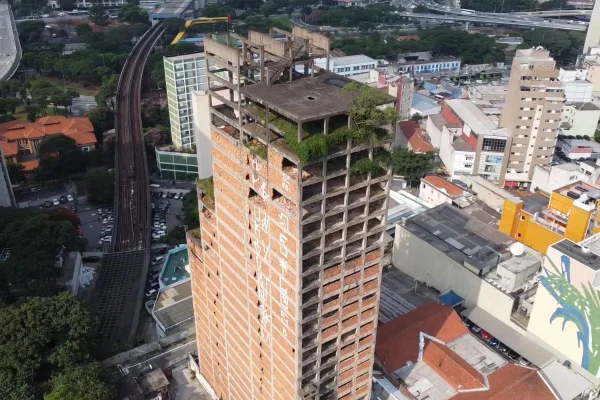 Imagem colorida do Caveirão, prédio abandonado na Sé, região central de São Paulo. Metrópoles