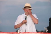 O presidente Luiz Inácio Lula da Silva apaga as velas do bolo e se emociona durante a comemoração de seu aniversário de 81 anos, no Palácio da Alvorada