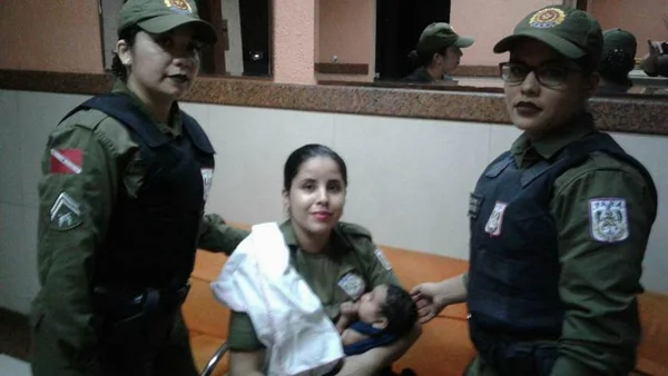 Policial Militar amamenta recém-nascido enquanto pai é interrogado