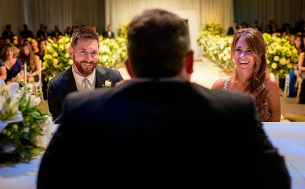 Messi leva drible da esposa Antonella ao tentar beijá-la no casamento