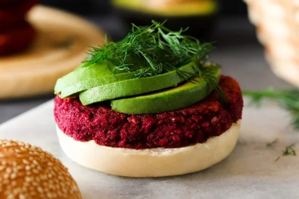 Hambúrguer de beterraba com avocado em cima