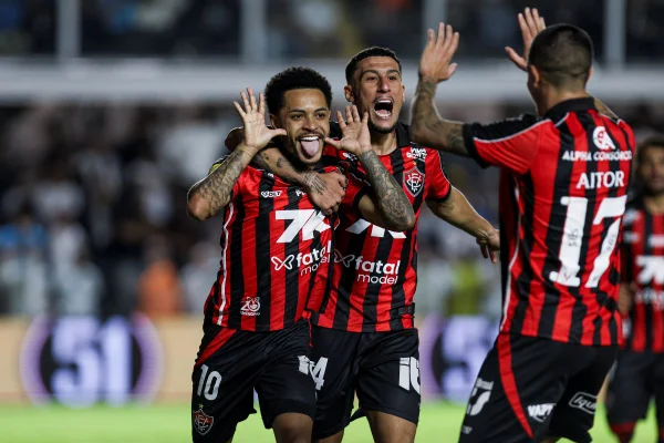 Jogadores do Vitória comemorando gol diante do Santos na Vila Belmiro