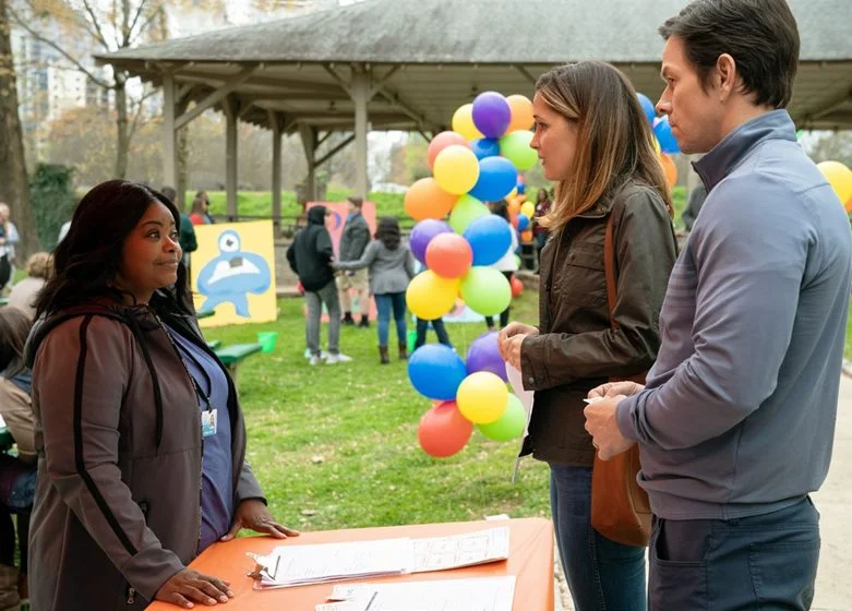 <b>De Repente uma Família:</b> O casal Pete (Mark Wahlberg) e Ellie (Rose Byrne) decide adotar uma criança e busca a ajuda de uma freira. Eles se apaixonam pela pré-adolescente Lizzie (Isabela Moner), uma garota de temperamento forte, e decidem adotá-la. Porém, acabam também adotando os dois irmãos mais novos com ela. Logo, Pete e Ellie se veem no meio de uma bagunça de crianças barulhentas e indisciplinadas. Assista ao <a href="https://www.youtube.com/watch?v=P0c7ndA1IG0" target="_blank">trailer</a> <b>De Repente uma Família:</b> O casal Pete (Mark Wahlberg) e Ellie (Rose Byrne) decide adotar uma criança e busca a ajuda de uma freira. Eles se apaixonam pela pré-adolescente Lizzie (Isabela Moner), uma garota de temperamento forte, e decidem adotá-la. Porém, acabam também adotando os dois irmãos mais novos com ela. Logo, Pete e Ellie se veem no meio de uma bagunça de crianças barulhentas e indisciplinadas. Assista ao <a href="https://www.youtube.com/watch?v=P0c7ndA1IG0" target="_blank">trailer</a>