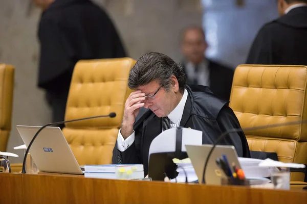 STF: Fux empata e julgamento sobre repasses do Executivo é suspenso