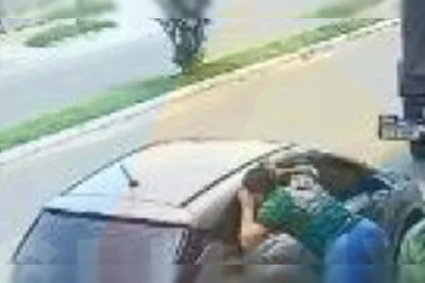 Mãe olhando bebê em carro