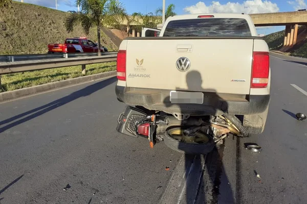 Motociclista morre após ser atingido por caminhonete no DF