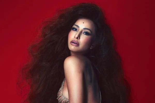 Amarrada, Sabrina Sato mostra fantasia para o Carnaval 2020