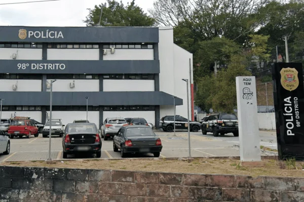 Imagem colorida de delegacia onde foi registrado caso de motociclista morto por PMs - Metrópoles