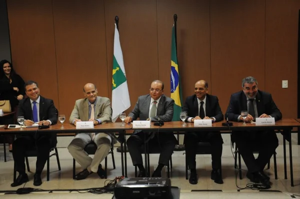 Partidos que não conseguiram espaço com Ibaneis reclamam de abandono