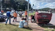 Mulheres se abraçam após acidente Mulheres se abraçam após acidente