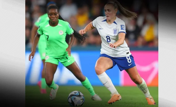 Imagem corodida de jogadoras da Inglaterra e Nigéria em campo pela Copa do Mundo Feminina de Futebol