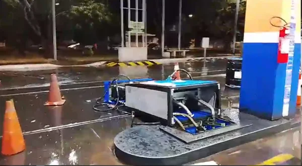 Bomba de combustível caída - Metrópoles