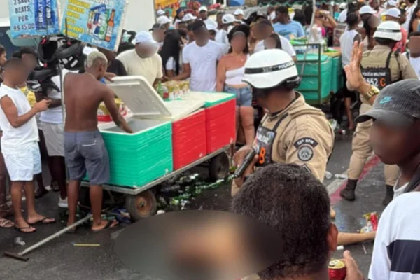Imagem colorida de pessoas em evento