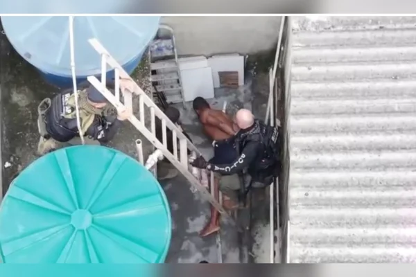Foragido da prisão é recapturado ao tentar escapar pelo telhado no Rio