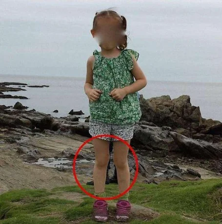 Foto de casal em férias espanta internautas e causa mistério na web - destaque galeria