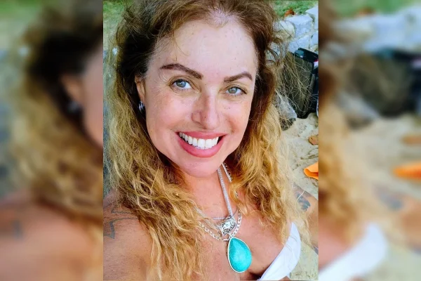 Turista cospe em mulher negra e pede atendimento de delegado branco