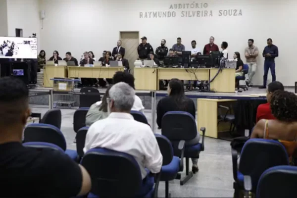 Imagem colorida, pessoas sentadas em auditório para o julgamento - Metrópoles