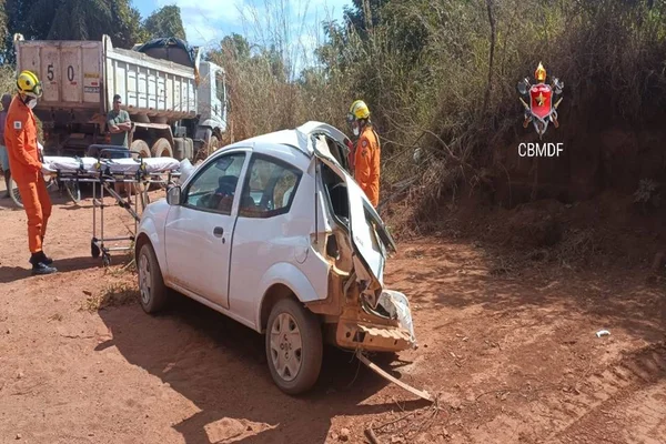 Homem morre em colisão entre carro e caminhão na DF-326