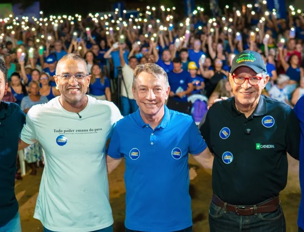 Arhur Henrique, o ex-governador Antônio Denarium e Cathedral posam para evento de campanha em Roraima