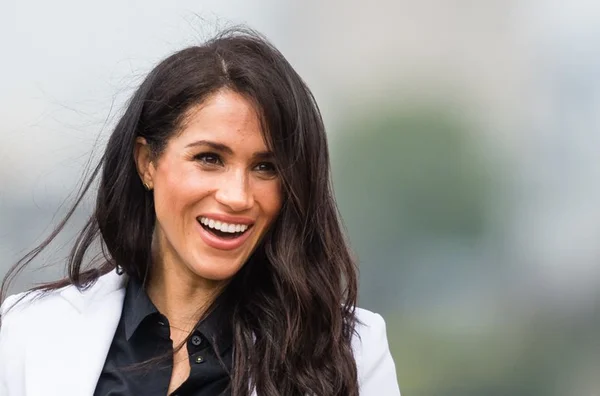 Dez looks de Meghan Markle para mães de primeira viagem se inspirarem