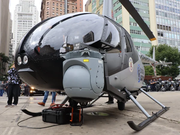 Fotografia colorida mostrando helicóptero com câmera de monitoramento-Metrópoles