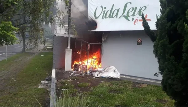 Incêndio em carrinho de recicláveis quase termina em tragédia; moradores apontam crime