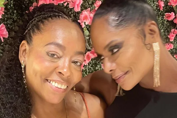 Foto colorida de Adriana Bombom e Andreia, sua irmã gêmea - Metrópoles