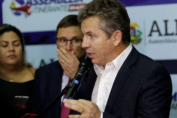 Após liberar comércio, governador critica “cutucada” de Bolsonaro