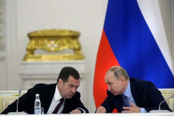 Imagem colorida de Dmitry Medvedev e Vladimir Putin - Metrópoles