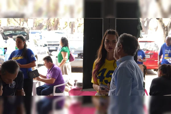 Em campanha, Paula Belmonte visita feira livre e se reúne com professores - destaque galeria Em campanha, Paula Belmonte visita feira livre e se reúne com professores - destaque galeria
