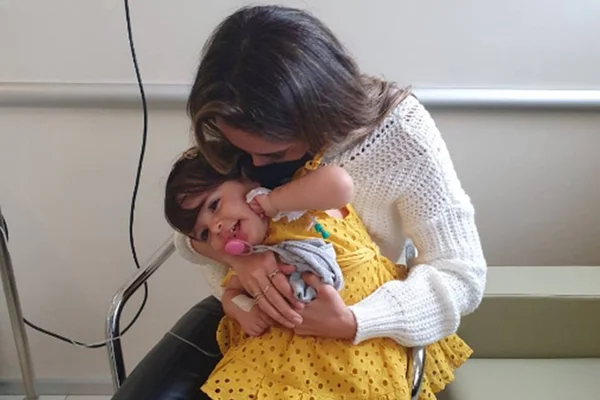 Medicamento de Kyara levou 49 minutos para ser aplicado, diz mãe da bebê