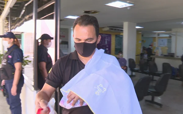 Bebê abandonada com cordão umbilical deixa hospital e vai para abrigo