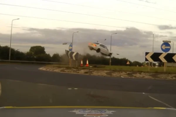 Carro voa por cima de rotatória na Inglaterra