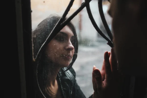 Jovem e belo casal europeu se divertindo ao fundo da cidade - Metrópoles