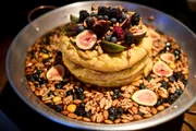 Burrata com figos e crocantes 