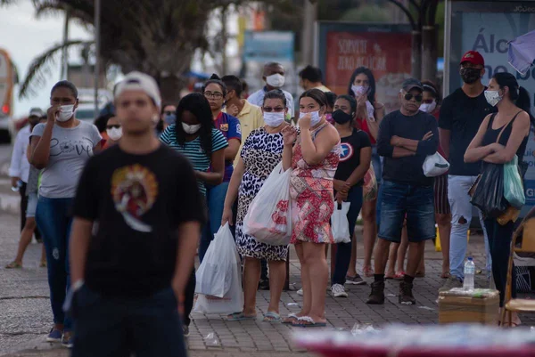 pessoas de máscara nas ruas do df