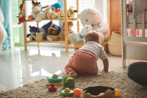 bebê engatinhando em quarto