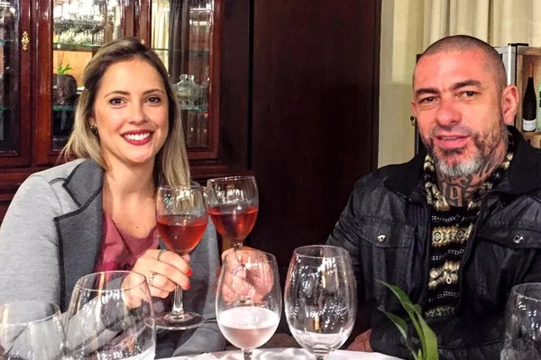 Henrique Fogaça não está mais casado com Carine Ludvic, diz colunista