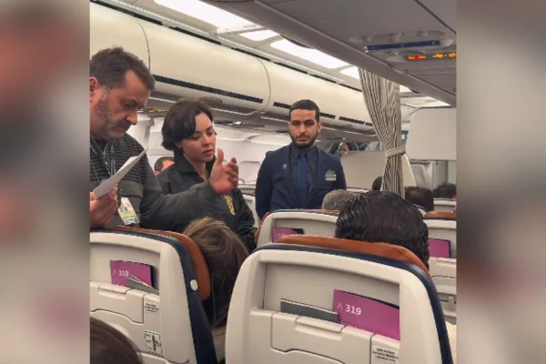 Imagem colorida mostra discussão entre passageiros em voo. Metrópoles