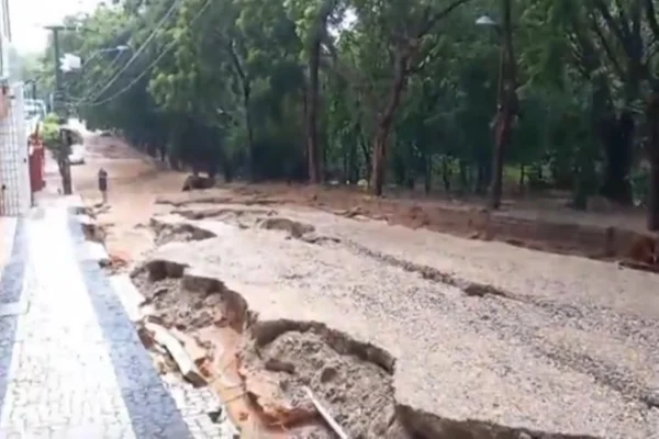 Imagem colorida de rua destruída em Fortaleza (CE)