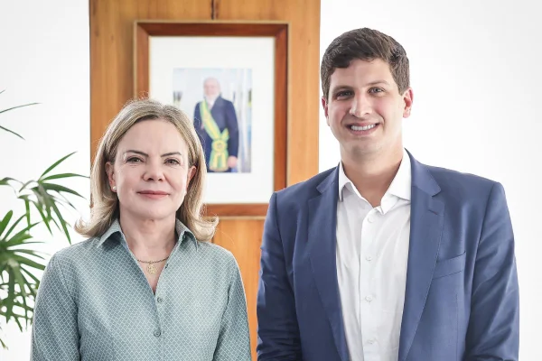 A ministra de Relações Institucionais do governo Lula, Gleisi Hoffmann (PT), e o prefeito do Recife, João Campos (PSB).