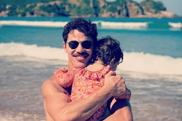 José Loreto posta foto da filha e encanta web: “É a cara do pai”