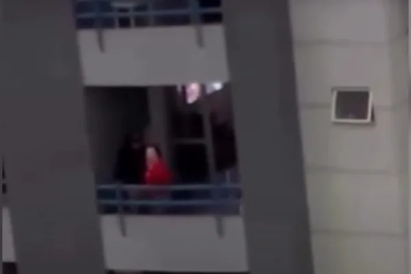 Mulher discute com vizinhos após sexo na sacada: “Tô na minha casa”