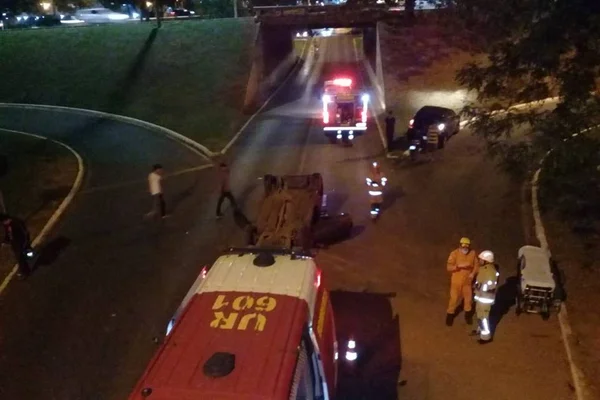Carro capota e trava trânsito em tesourinha da 203/204 Norte