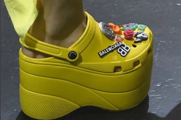 Balenciaga lança Crocs de salto alto como o sapato da vez