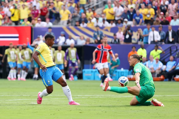 Web reage a gol perdido por Endrick contra a Noruega