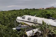 A queda ocorreu por volta das 15h35, na Meia Praia, em uma área entre a areia e a rua, próximo ao aeroporto da cidade A queda ocorreu por volta das 15h35, na Meia Praia, em uma área entre a areia e a rua, próximo ao aeroporto da cidade